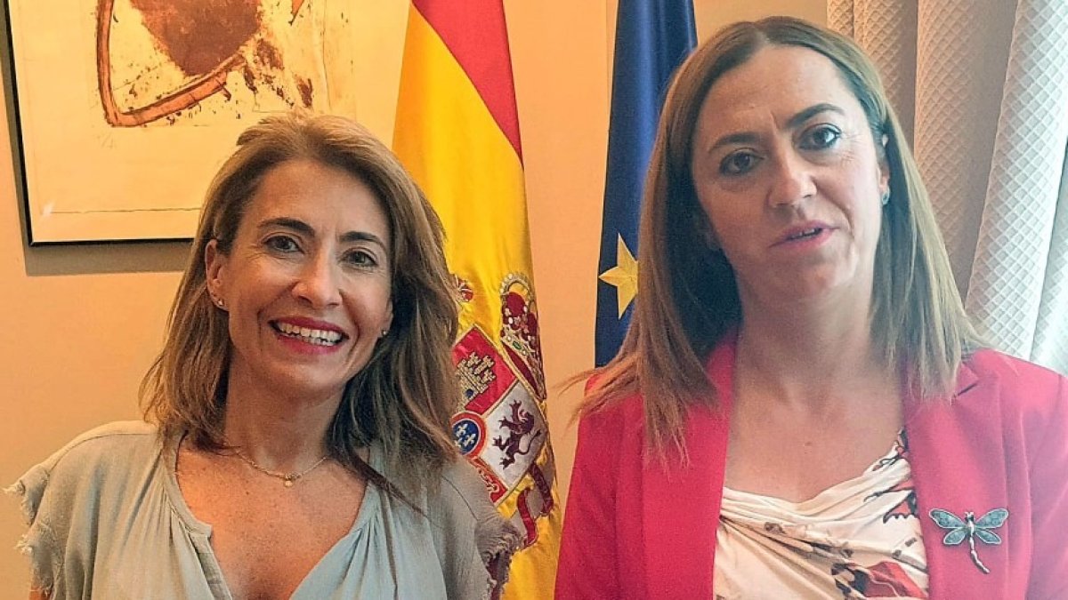 La ministra de Transportes, Raquel Sánchez, junto a la delegada del Gobierno en Castilla y León, Virginia Barcones. ICAL