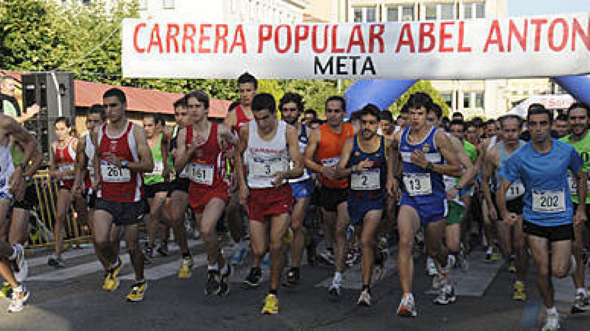 Varios atletas durante la edición del año pasado de la Popular Abel Antón. / VALENTÍN GUISANDE-