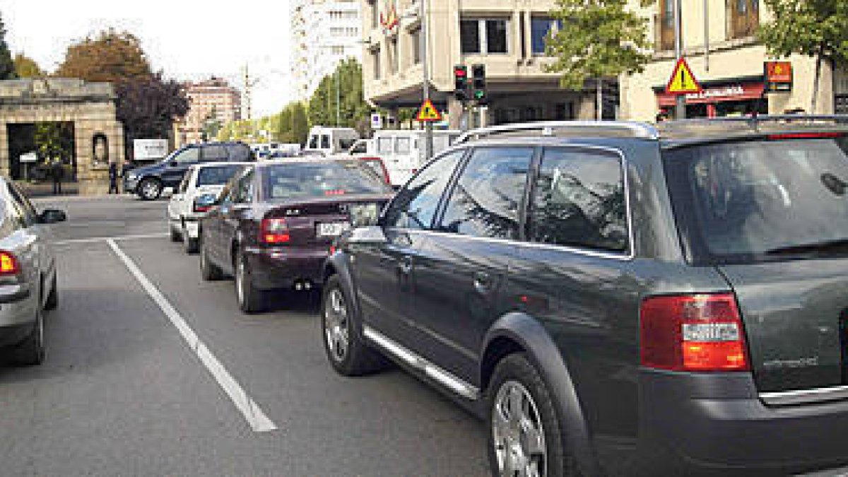 El tráfico rodado es la principal causa de la contaminación del aire en las ciudades. / VALENTÍN GUISANDE-