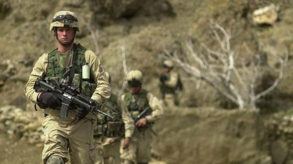 Soldados estadounidenses patrullan en el valle del río Baghran, en Afganistán, en febrero del 2003.-AARON FAVILA (AP)