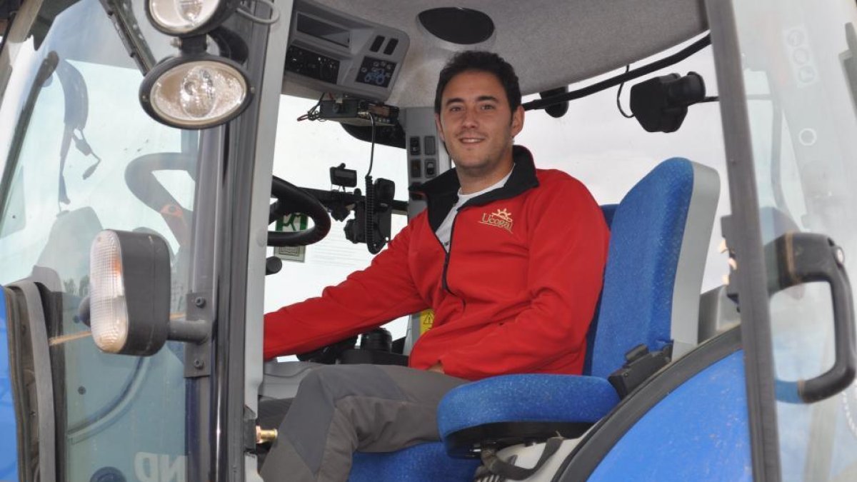 Rubén Muelas subido a su tractor en su explotación en Gigosos de los Oteros, en la comarca del Porma, en León-E.M.
