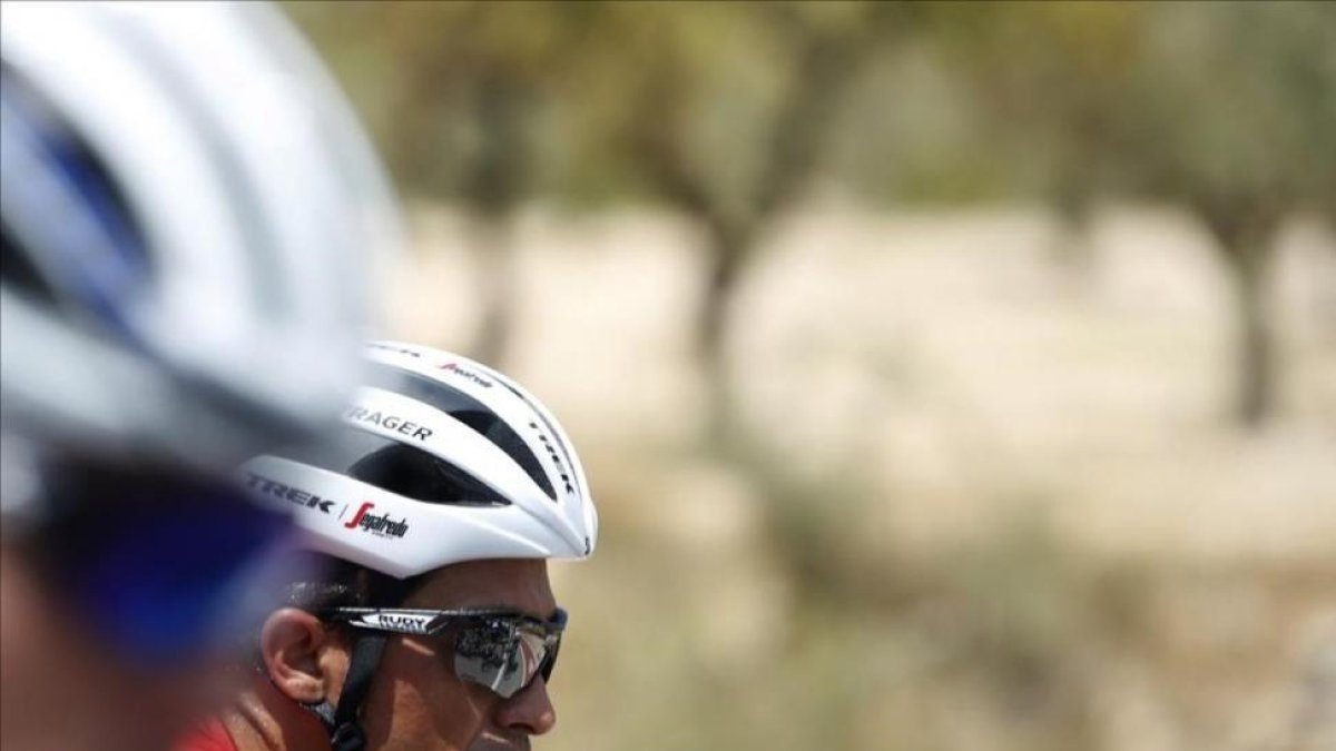 Alberto Contador, camino de Xorret de Catí-EFE / JAVIER LIZÓN
