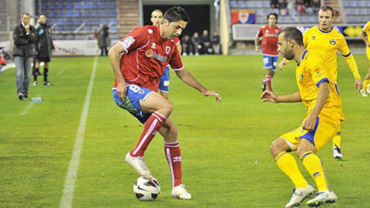 El delantero cántabro celebra un gol. / DIEGO MAYOR-