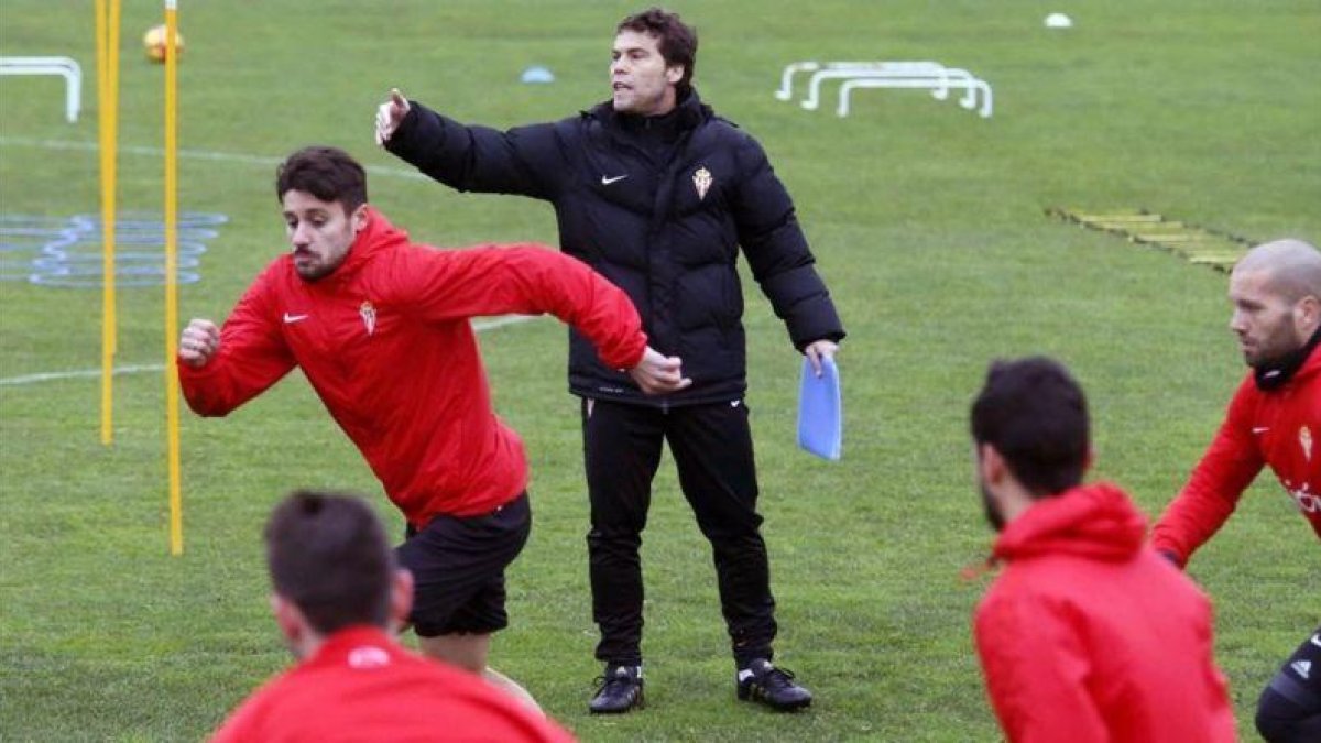 Rubi dirige la sesión de entrenamiento del Sporting en Mareo.-EFE / J L CEREIJIDO