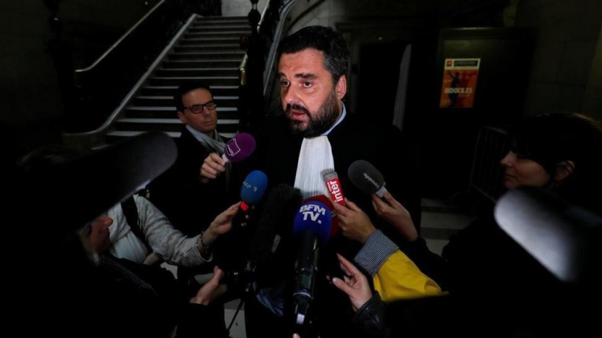 Thomas Klotz, abogado de Christine Rivière, habla ante la prensa a su llegada al tribunal, en París, el 5 de octubre.-REUTERS / PHILIPPE WOJAZER