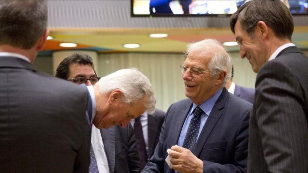 Saludo entre el negociador Michel Barnier y Josep Borrell en Bruselas.-AP / VIRGINA MAYO