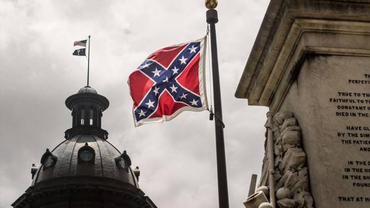 La bandera confederada ondea junto al Capitolio de Carolina de Sur, en Columbia, este miércoles.-Foto: AFP / SEAN RAYFORD