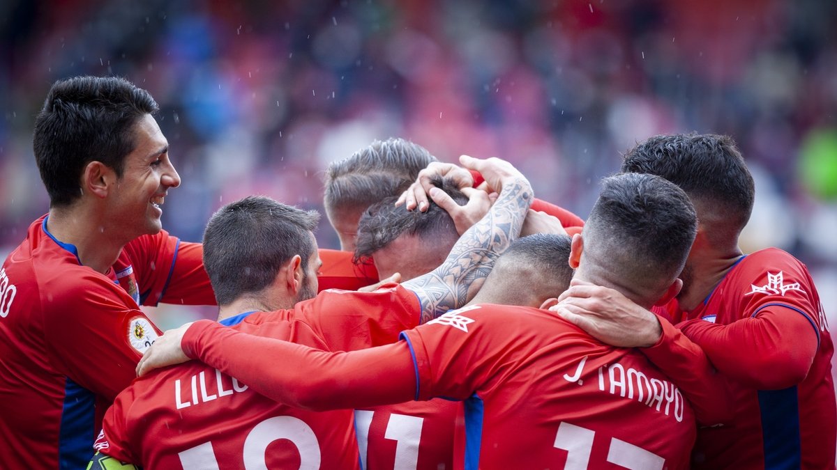 Los jugadores rojillos celebran uno de los tres goles anotados ante el Racing de Ferrol. MARIO TEJEDOR