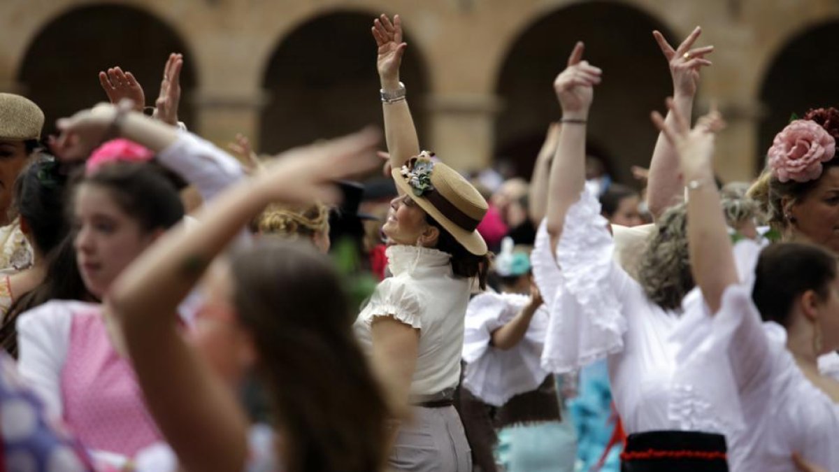 Brazos en alto durante los bailes en la plaza Mayor.-DIEGO MAYOR