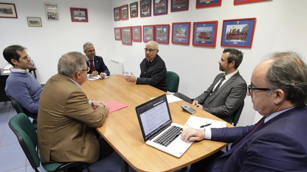 La Junta General Extraordinaria se celebró ayer en la sede del CD Numancia.-LUIS ÁNGEL TEJEDOR