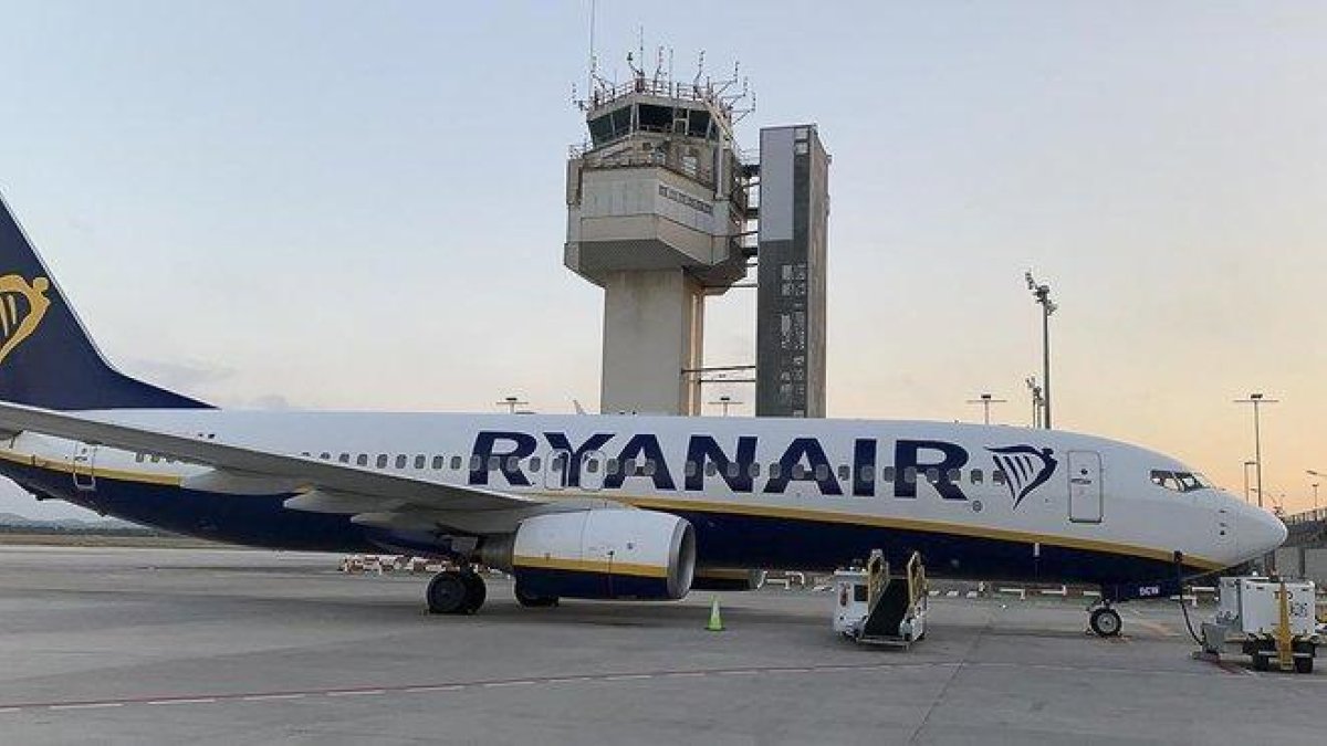 Ryanair amenaza con cerrar la base del aeropuerto de Gerona.-JOSEP GARCIA (EL PERIÓDICO)