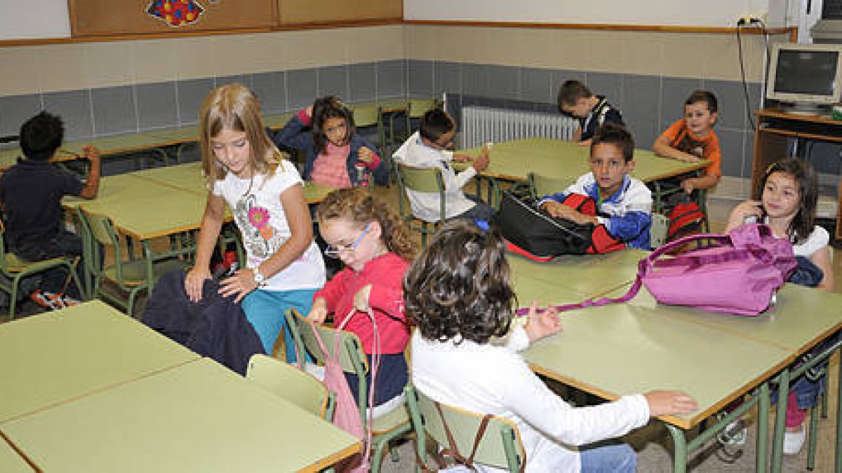 Escolares olvegueños en su primer día de curso. / VALENTÍN GUISANDE-
