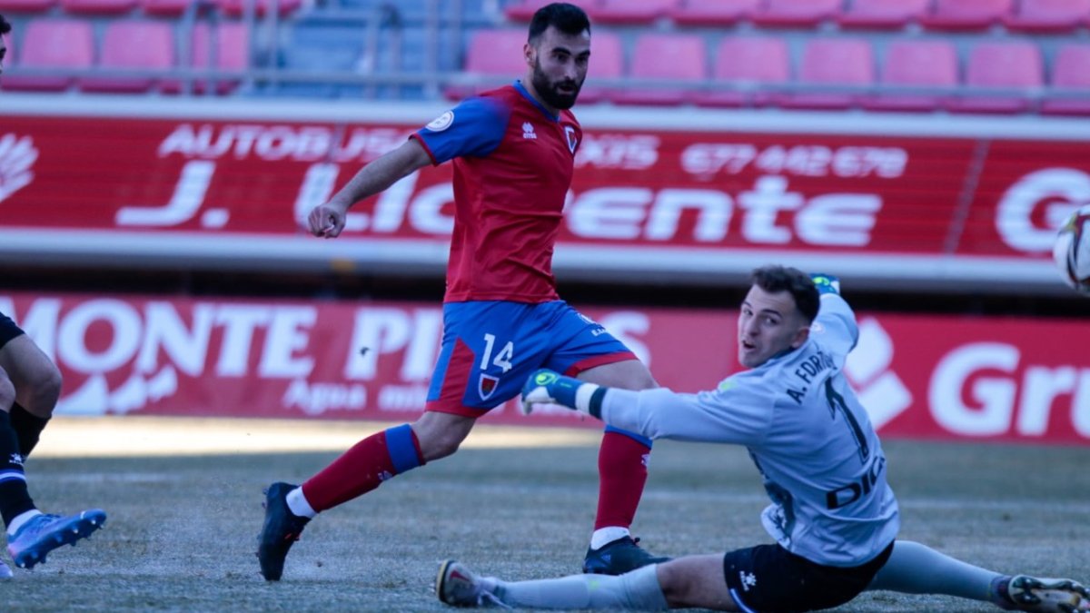 Lupu en el momento de batir la portería del Espanyol B, un gol que da tres puntos de oro al Numancia. GONZALO MONTESEGURO
