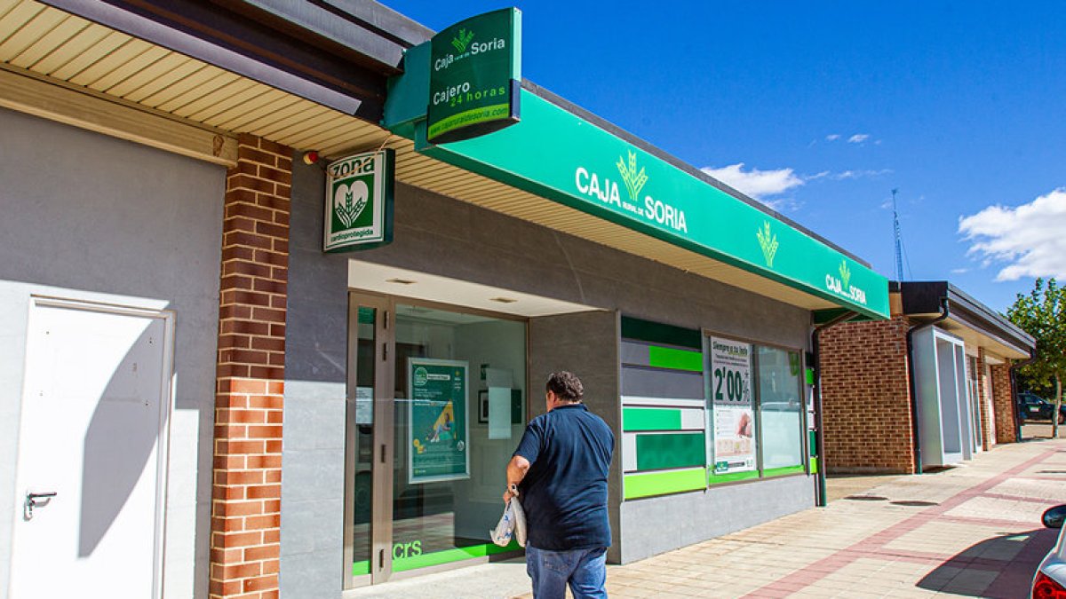 Una oficina de Caja Rural de Soria. MARIO TEJEDOR