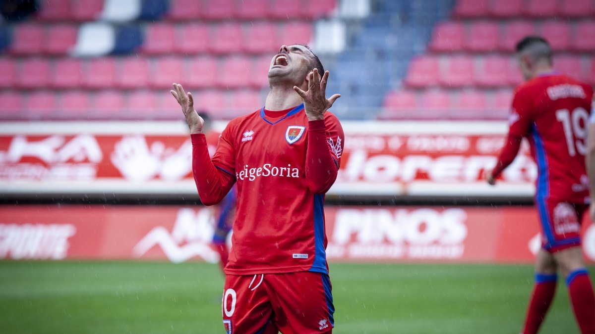 El Numancia consumaba el pasado domingo su descenso a cuarta categoría después de más de dos décadas en la élite. MARIO TEJEDOR