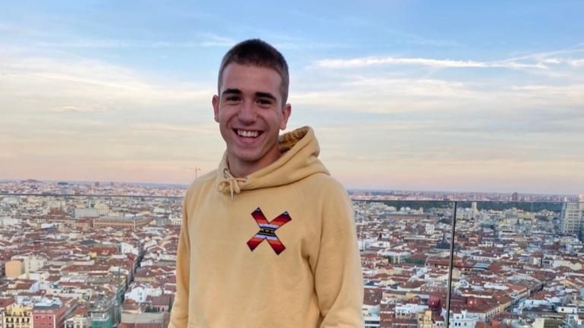 El jugador numantino Dani Fernández con una vista aérea de Madrid al fondo. HDS