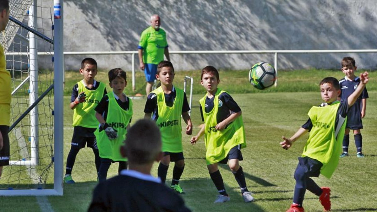 El Campus Somos Fútbol celebraba ayer su jornada inaugural en el campo San Juan de Garray.-Mario Tejedor