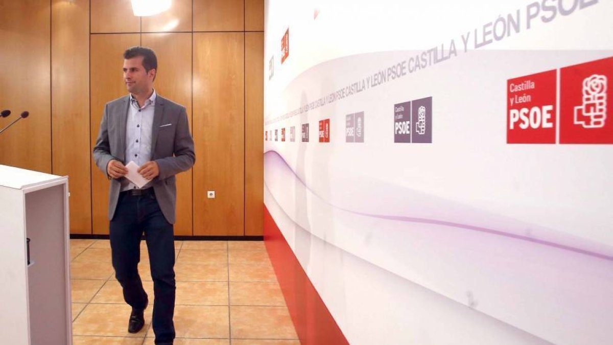 El secretario general del PSOE CyL, Luis Tudanca, comparece ante la prensa tras presidir la Permanente de la Comisión Ejecutiva Autonómica (CEA) del PSOE de Castilla y León-Ical