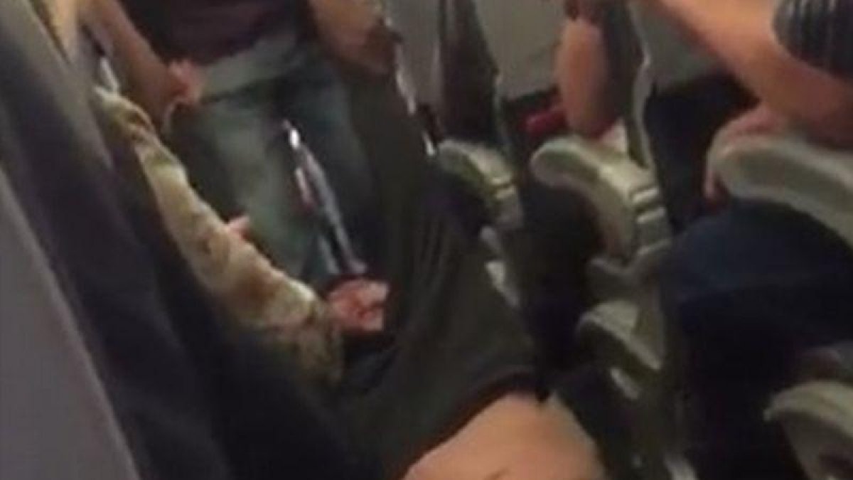 Brutal expulsión de un pasajero de United Airlines por 'overbooking'.-TWITTER