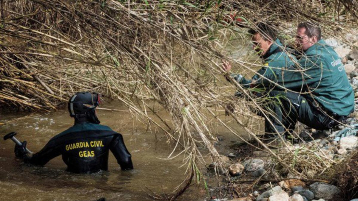 Labores de la búsqueda de su compañero por parte de efectivos de la Guardia Civil.-HDS