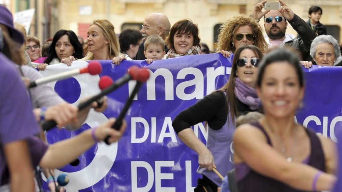 La manifestación de ayer comenzó en la plaza Mayor y recorrió el centro de la ciudad.-DIEGO MAYOR