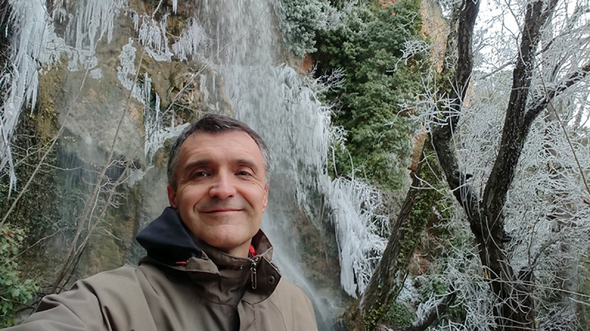 Fernando Martínez Peña, junto a la cascada de la Toba recientemente.-HDS