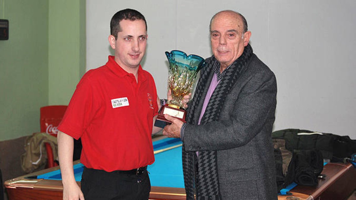 Carlos Cortés posa con la copa de subcampeón-