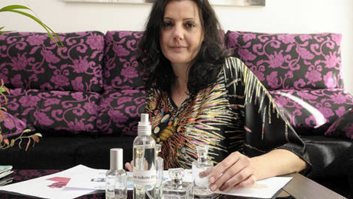 Ana Sánchez muestra el envase de su perfume./ U. S. -