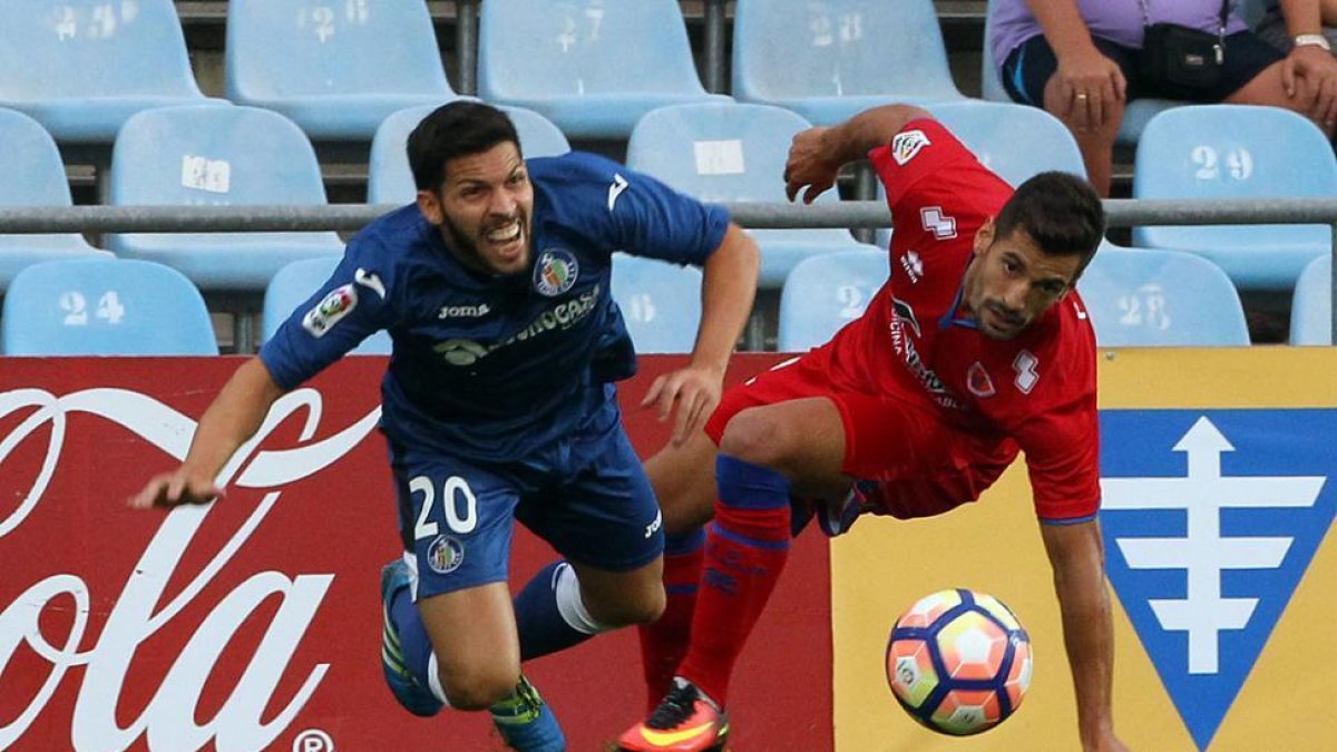 Pedro Orfila trata de rehacerse tras un lance con Dani Pacheco.-ÁREA 11