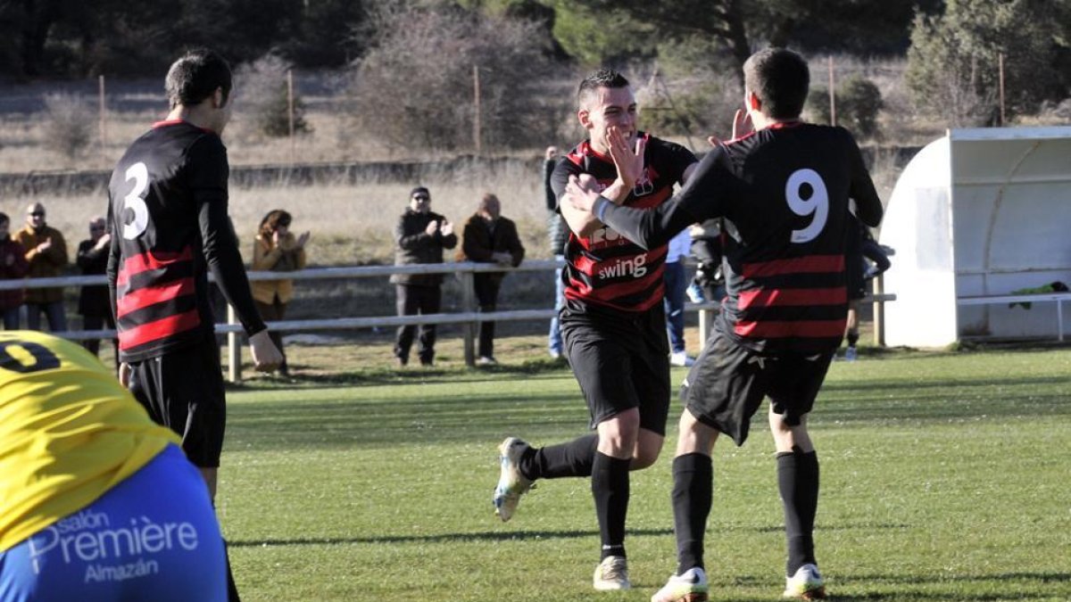 Dos jugadores del Tardelcuende, vigente campeón de la Liga Provincial, celebran un gol durante un partido.-MARÍA FERRER