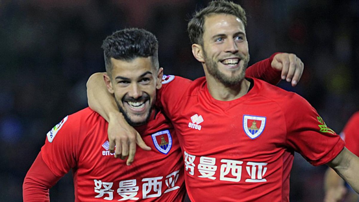 Curro Sánchez celebra con Calero uno de los dos goles que ayer le marcó al Lugo en la remontada del Numancia para conseguir su cuarta victoria del curso.-Mario Tejedor