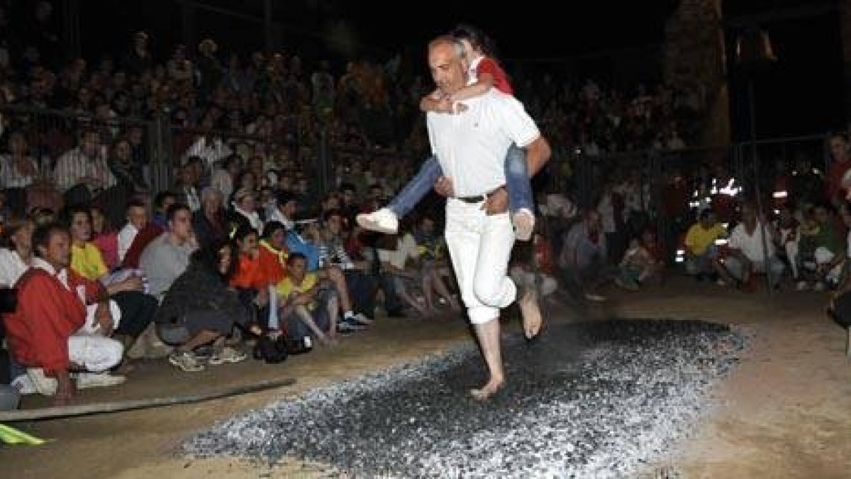 Uno de los pasadores en la noche de San Juan en San Pedro Manrique. / V. G.-