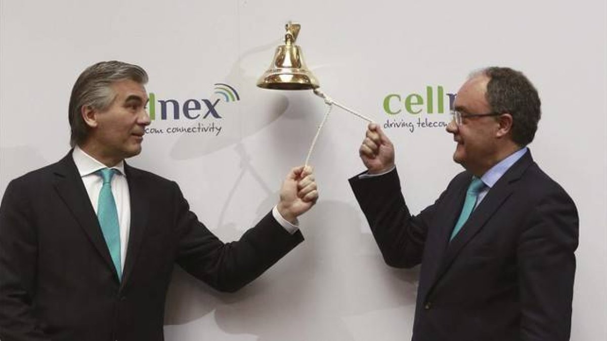 El presidente de Abertis, Francisco Reynés (izquierda), y el consejero delegado de Cellnex, Tobías Martínez, durante el estreno en bolsa de la filial de Abertis.-Foto: EFE