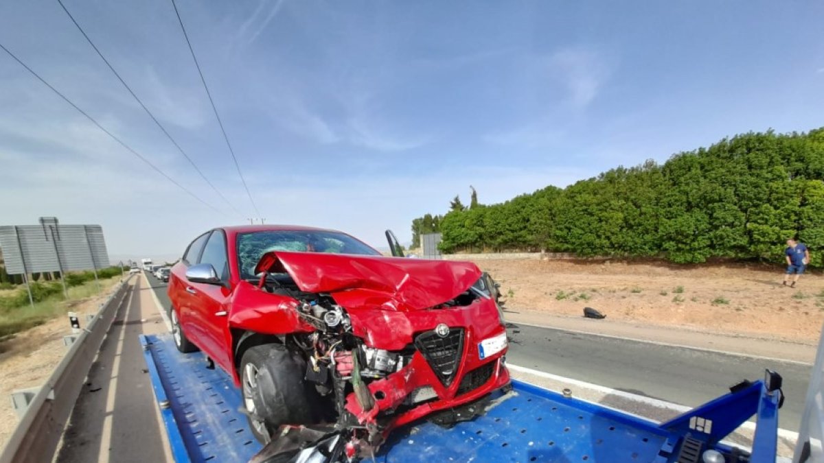 Estado de uno de los vehículos siniestrados, ya en la grúa. MARIO TEJEDOR