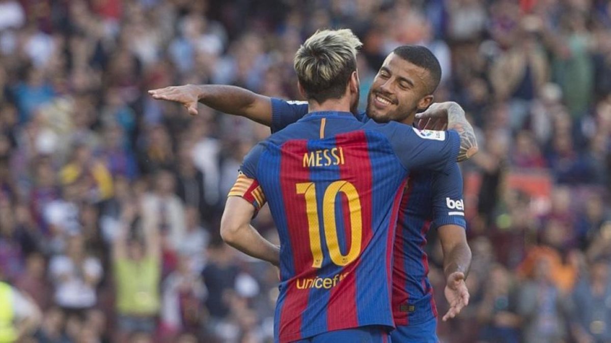 Rafinha felicita a Messi por el cuarto gol al Deportivo, en el Camp Nou.-JORDI COTRINA