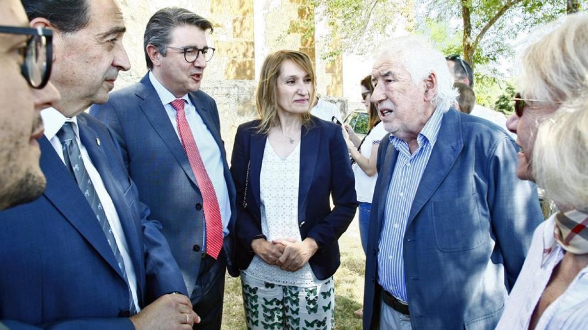 Rocío Lucas asistió ayer a la romería de La Blanca en Cabrejas del Pinar-M.T.