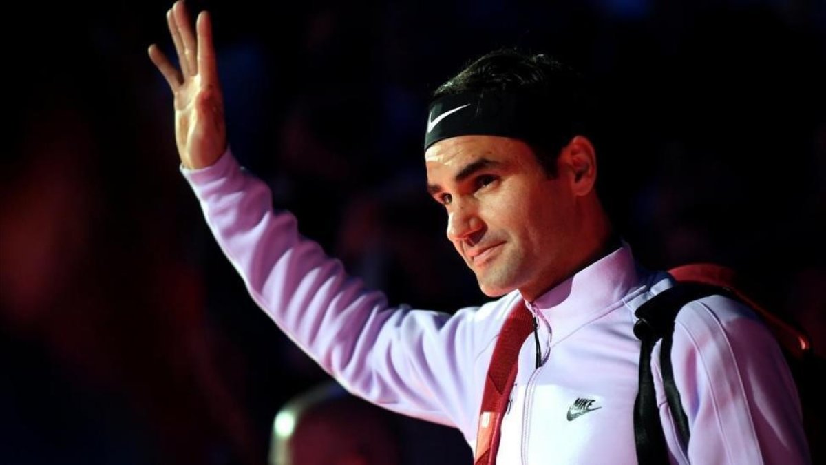 Roger Federer saluda en el O2 Arena de Londres.-REUTERS/ TONY O BRIEN