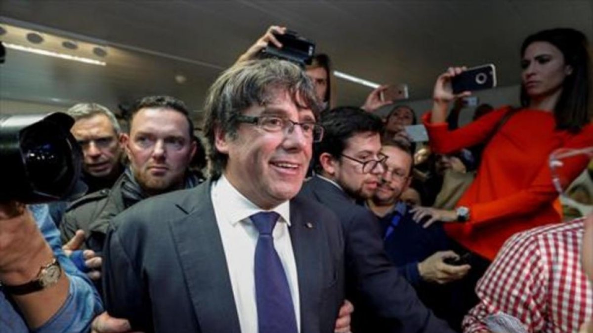 En Bruselas 8Puigdemont, el martes, en su comparecencia ante la prensa.-/ REUTERS / YVES HERMAN