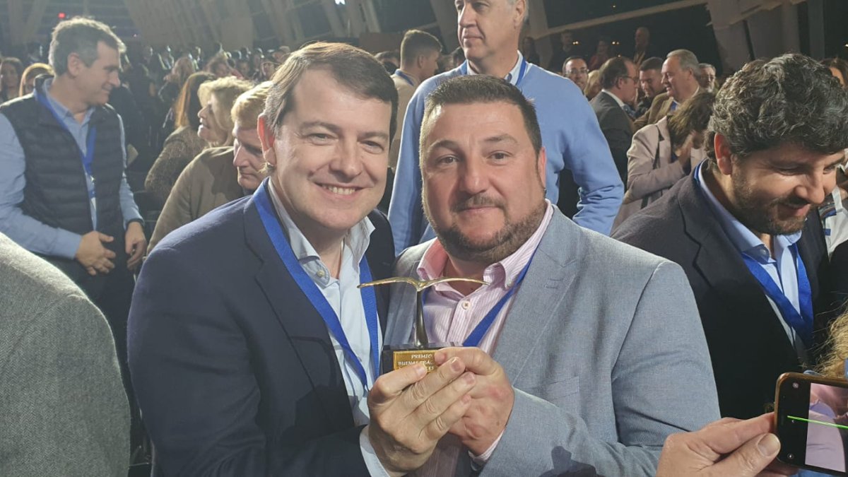 El presidente del PP de Castilla y León, Alfonso Fernández Mañueco, junto al alcalde de Valdelagua del Cerro, Ruymán Domínguez. HDS