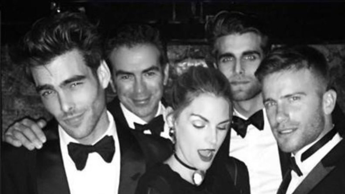 Jon Kortajarena posa con un grupo de amigos, entre los que destaca Amaia Salamanca, en el 33 cumpleaños de Marta Ortega, en Londres.-INSTAGRAM