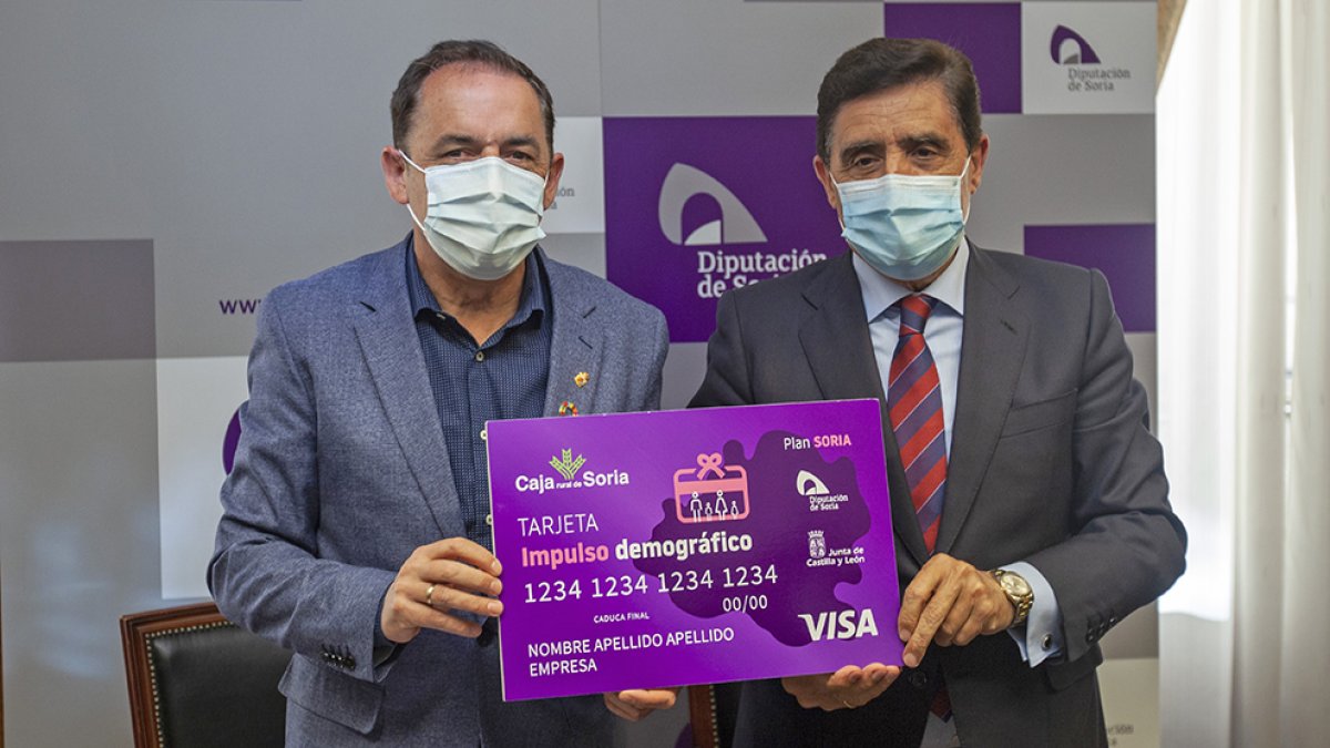 Benito Serrano y Carlos Martínez en la presentación de la tarjeta para el cheque bebé - MARIO TEJEDOR