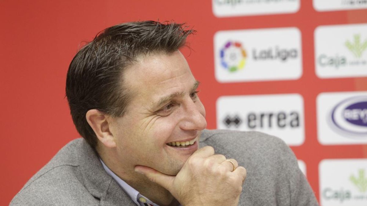 César Palacios, ayer, durante el anuncio de su renovación como director deportivo numantino.-LUIS ÁNGEL TEJEDOR
