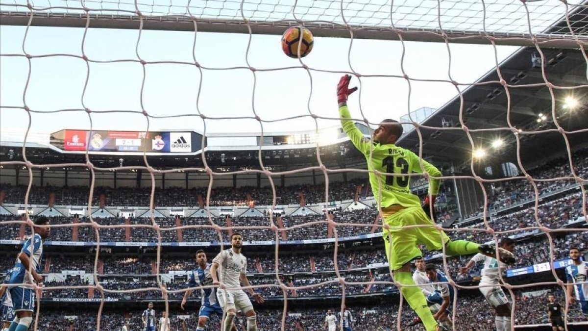 Nacho marca uno de los siete goles del Madrid durante el partido contra el Deportivo en el Bernabéu, de la jornada 20ª.-RODRIGO JIMÉNEZ / EFE