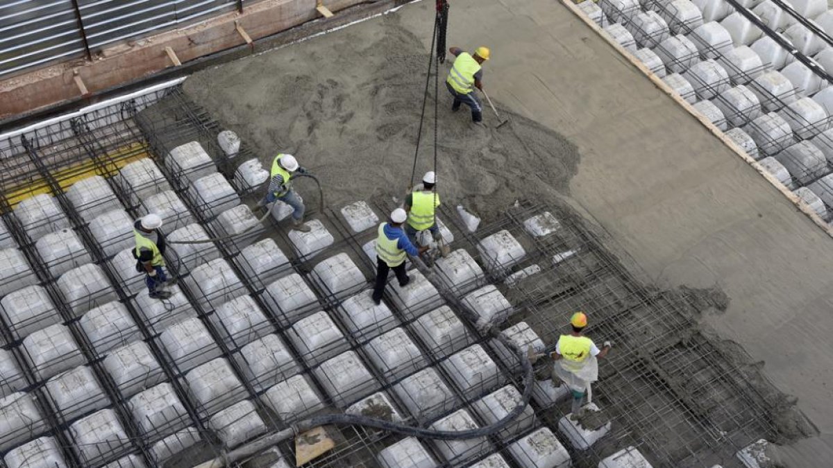 Operarios durante su jornada laboral.-Valentín Guisande