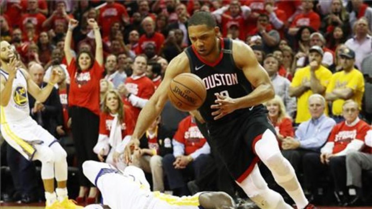 El escolta Eric Gordon en la disputa por un balón en la victoria ante Golden.-/ GETTYIMAGES