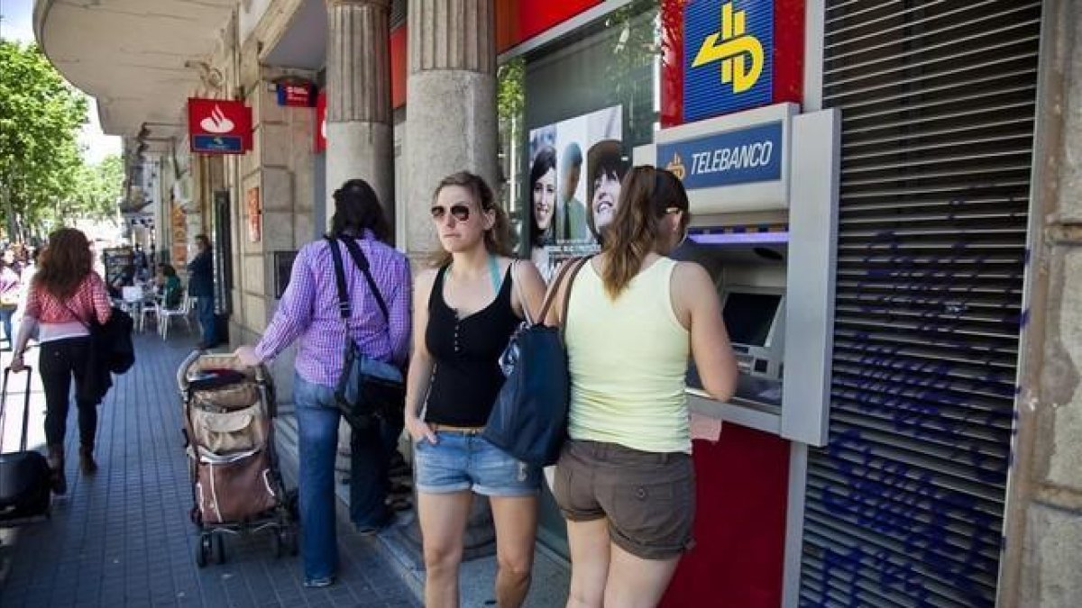 Cajeros automáticos de una entidad bancaria.-