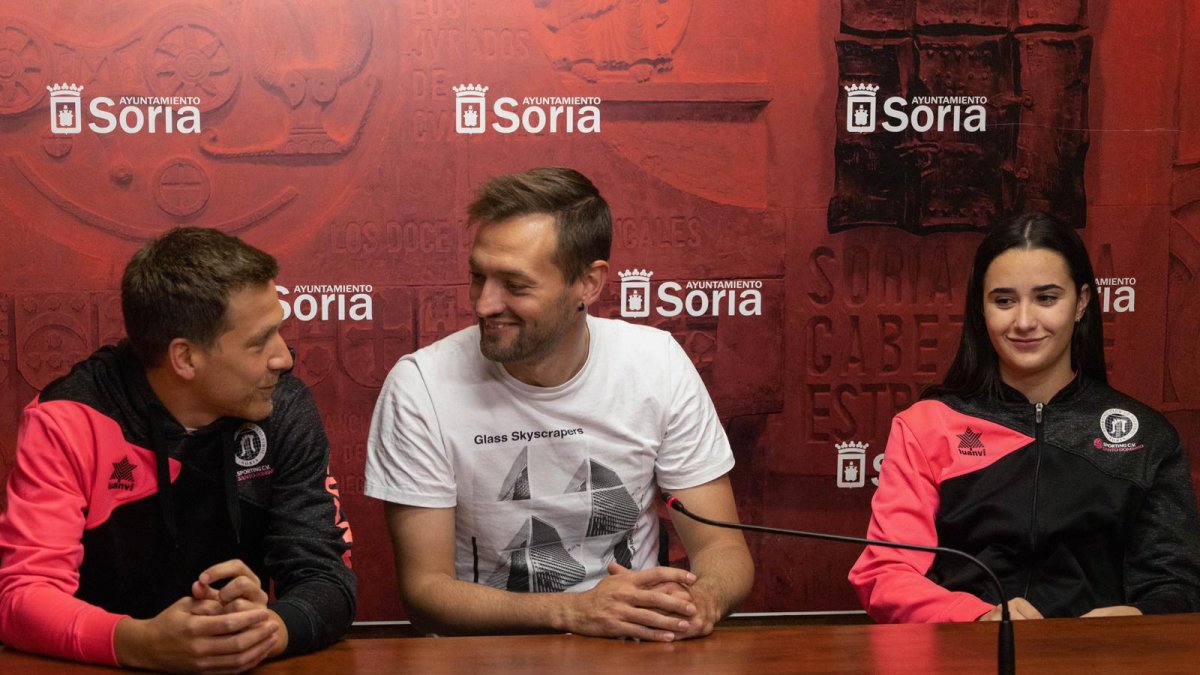 Álvaro Hernández, Manu Salvador y Vera Arlegui, ayer, durante la presentación de las fases de ascenso. HDS