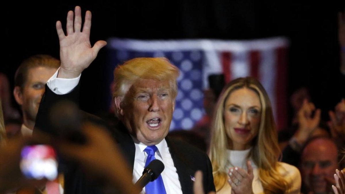 Donald Trump saluda a sus seguidores tras ganar las primarias de Indiana.-REUTERS / LUCAS JACKSON