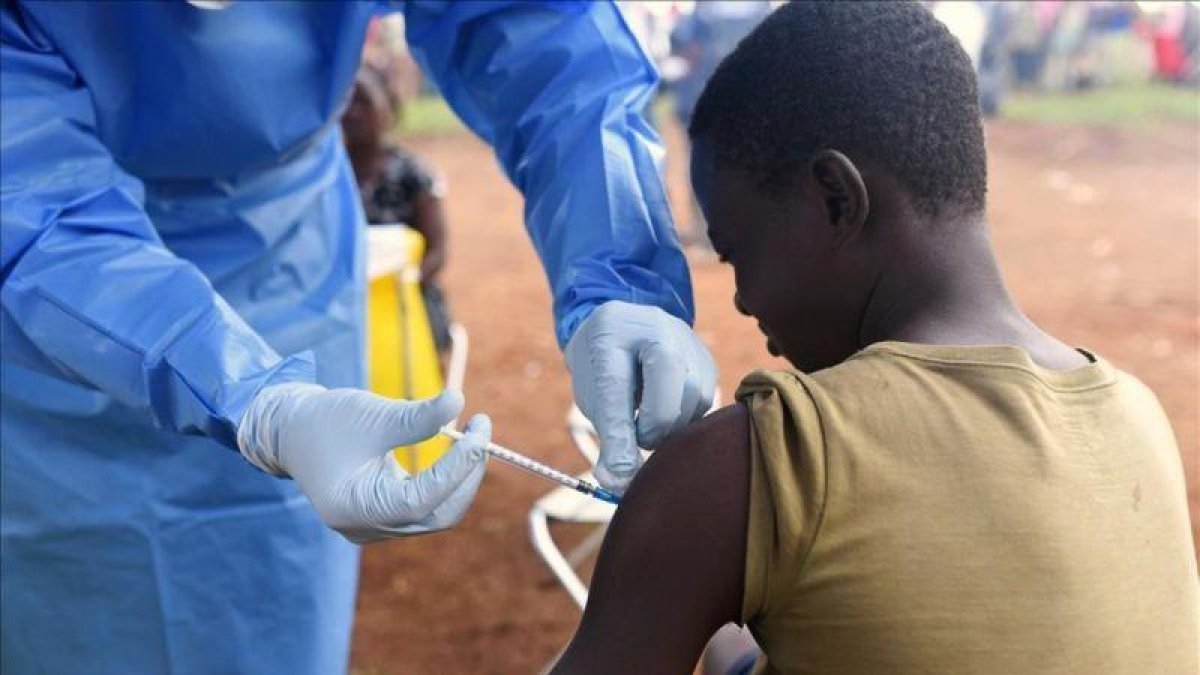 Un joven es vacunado contra el ébola por un médico congoleño.-OLIVIA ACLAND (REUTERS)