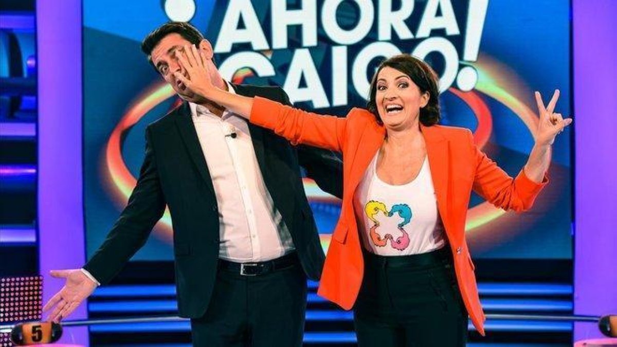Arturo Valls y Sílvia Abril, durante el desenfadado cambio de mando en el concurso de A-3 ¡Ahora caigo!.-ATRESMEDIA